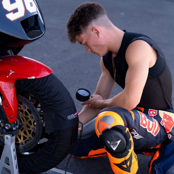 Dani Holgado mimando su moto